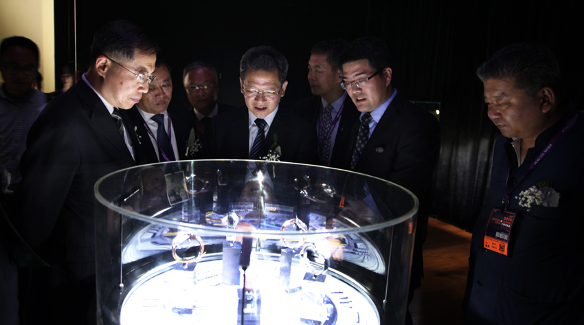 领导参观宇飞.jpg 领导参观宇飞.jpg