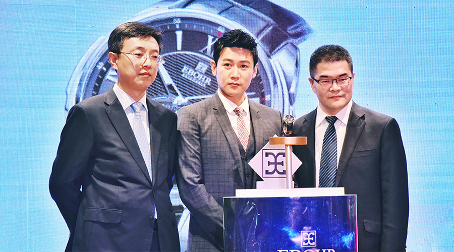 依波总经理 陈思楚先生（右一），依波品牌代言人 陆毅先生，以及长春百货大楼集团总裁 赵德民先生（左一）共同启动“探索者•征途”系列腕表发布仪式.jpg