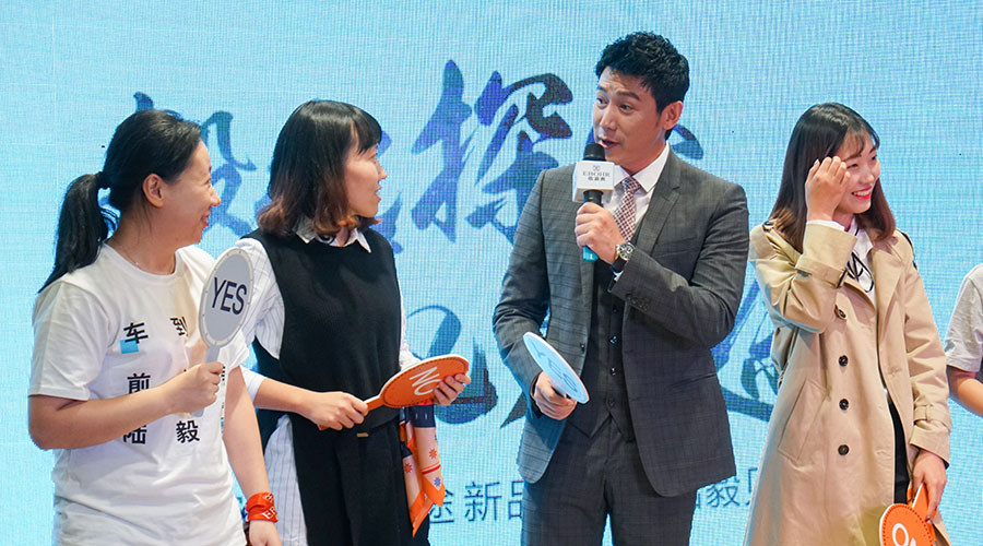 陆毅与粉丝亲密互动.jpg