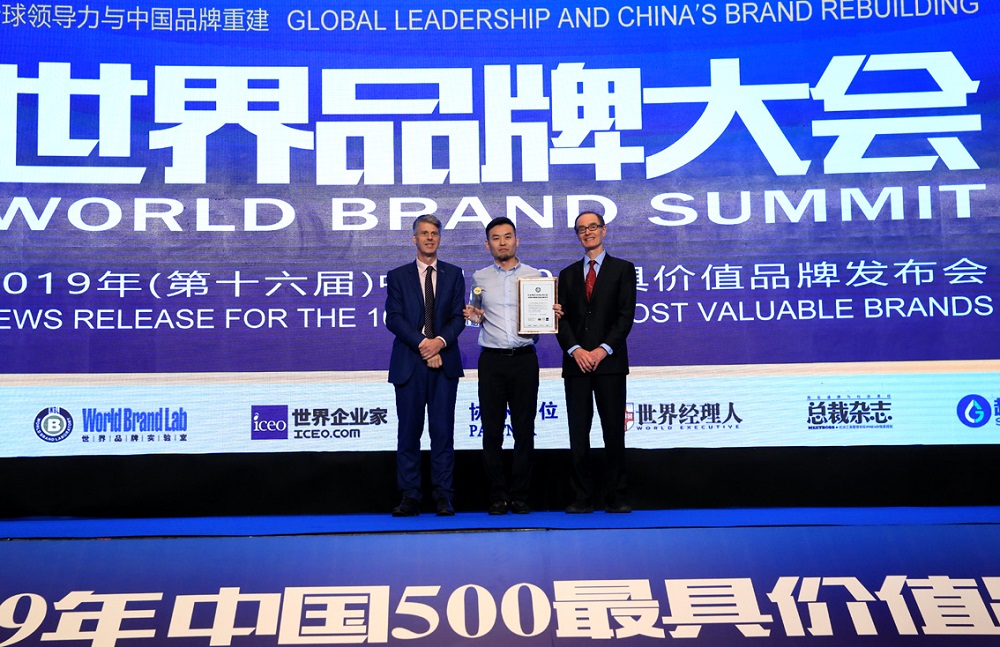 领奖.jpg 领奖.jpg